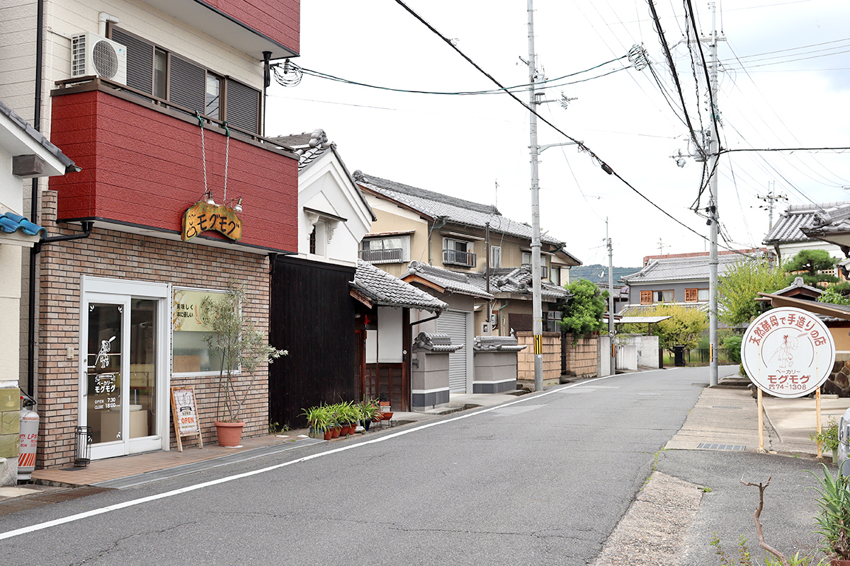 ベーカリー モグモグ／神社や公園、地元のベーカリーなど、お散歩コースが豊富です。